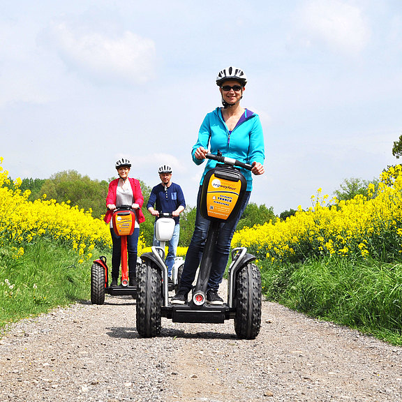 Personen haben Spaß beim Segway/E-Bike fahren