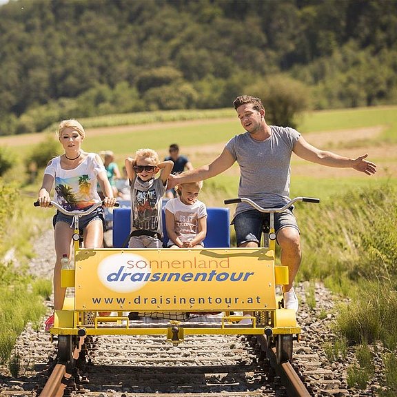 Familie macht eine Draisinentour